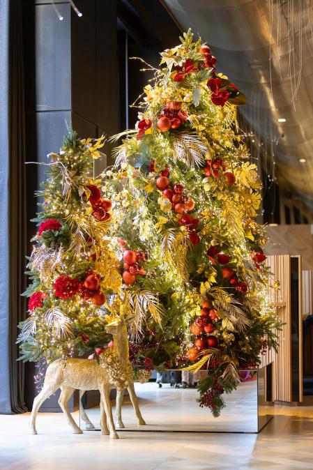 Meer versieringen en minder groen: De kerstboomtrend van dit jaar die jou blij maakt, uniek is en waar je vrienden jaloers op zullen zijn!